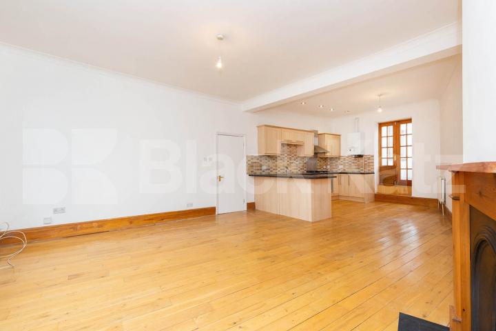 2 bedroom property with a 20ft roof terrace in central Crouch End Park Road, Crouch End
